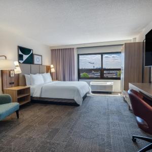 Queen Studio Suite with View - Communication Accessible