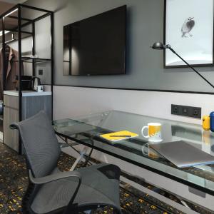 1 King Bed Deluxe Club Access