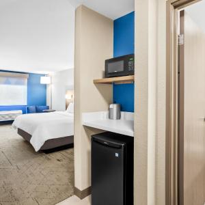 King Room with Hearing Accessible Roll In Shower - Non-Smoking