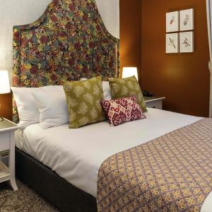 Manor Queen Room