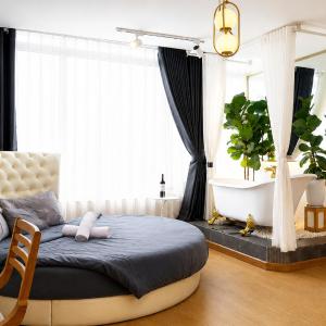 Deluxe Suite with Spa Bath