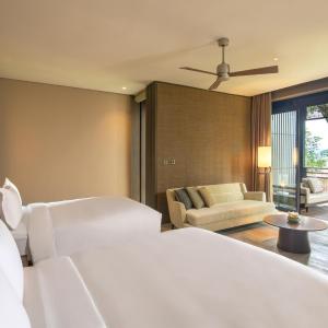 Deluxe Queen Room with Ocean View and Balcony