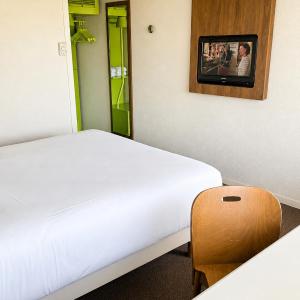 Standard Queen Room with One Queen Bed