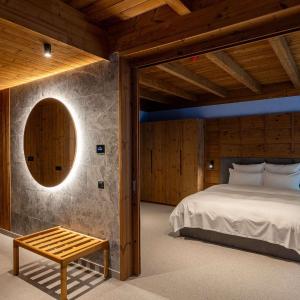 Swiss Select Room with One King Bed