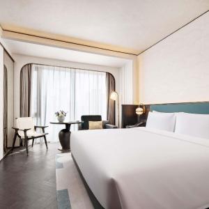 Luxury King Room with City View