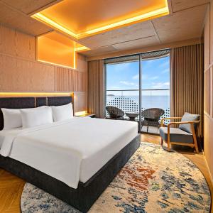 Deluxe Room-One King Bed,Sea View
