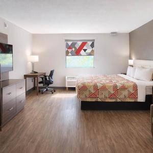 1 King Bed | Smoking
