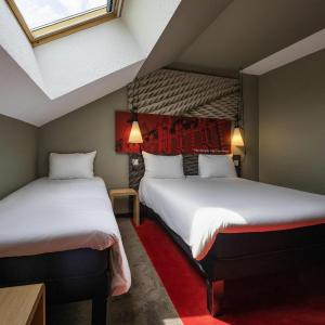 Standard Room with One Double Bed and One Single Bed