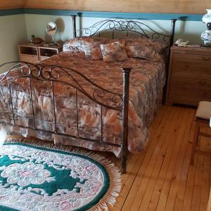 Queen Room with Shared Bathroom