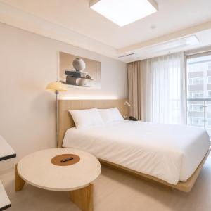 Duplex Double City View (25F)