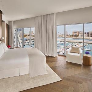 Corner King Suite with Marina View 