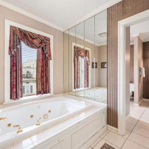 Queen Suite with Spa Bath