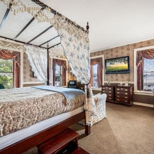 Deluxe Queen Suite