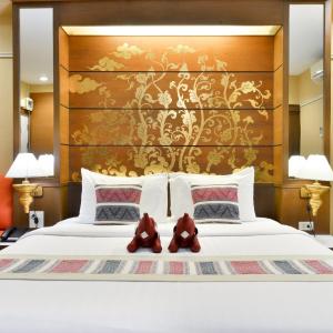Deluxe Single Room Only with Free Round-Trip Airport Transfer 
