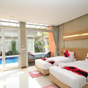 Deluxe Pool View room
