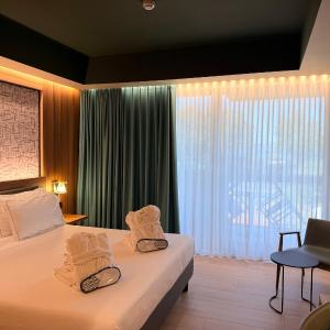 Executive Double Room with Balcony and Partial Lake View 