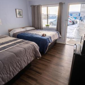 2 Full Bed Accessible Smoking
