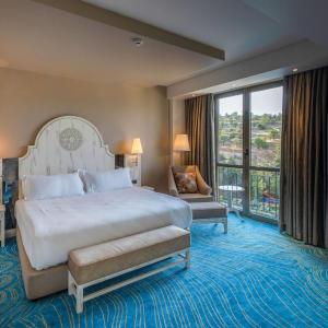 Deluxe Corner King Room with Mountain View - Smoking