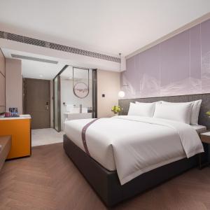 Deluxe City-view Queen Room
