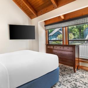 One-Bedroom Queen Townhouse with Balcony