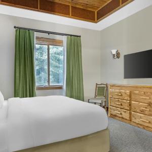 Two-Bedroom Lake View Deluxe Suite with Two King Beds