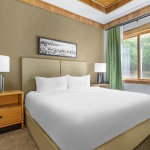 One-Bedroom Room with One King Bed and Balcony