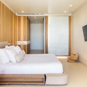 Sea View Meditation Suite with outdoor hot tub & day bed 