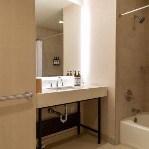 King Room with Bathtub - Mobility Access