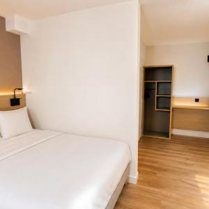 Comfort  Room with One Queen Bed