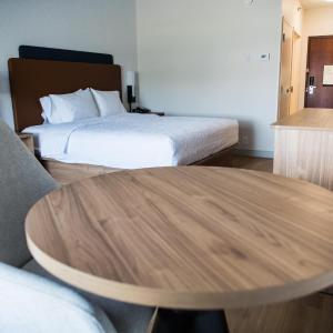 King Room with King Bed - Non-Smoking