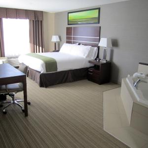 King Suite with Mountain View