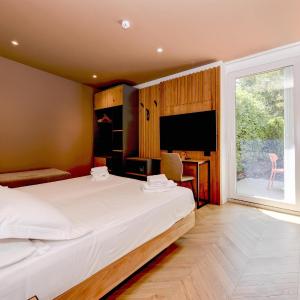 Superior Queen Room with Patio and Garden View - Non-Smoking