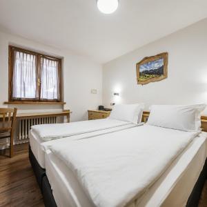 Two-Bedroom Family Room with One Queen and Two Single Beds, Mountain View and Shower - Non-Smoking