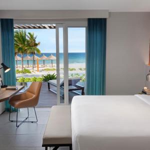 1 Bedroom Suite Pavilion, Private Pool, Beach Front - King Bed