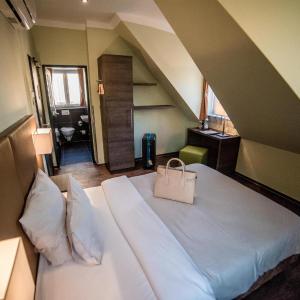 Economy Queen Room