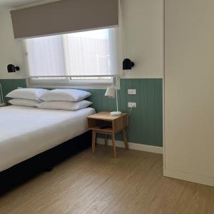 Deluxe 2 Bedroom Access Cabin - S4