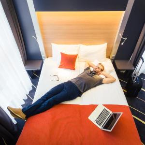 King Room with Lake View - Non-Smoking