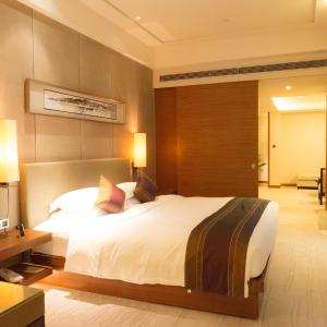 Deluxe Suite with Lake View