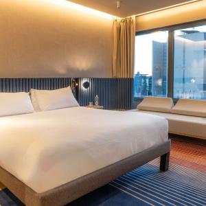 Executive Queen Room with One Queen Bed in the Deluxe Building