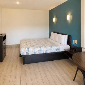 1 Queen Bed Non Smoking,  Refrigerator Microwave