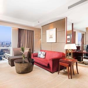 Queen Suite with City View - Club Sofitel