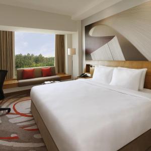 Executive Premier Floor 1 Queen Bed with 1 way airport transfer and Cocktail Hours and Lounge Access