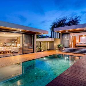 Three-Bedroom Presidential Beachfront Villa (24-hour butler service)