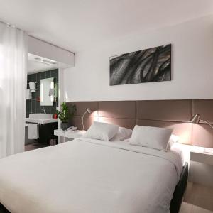 Superior Suite with 1 Double Bed and 2 Single Beds