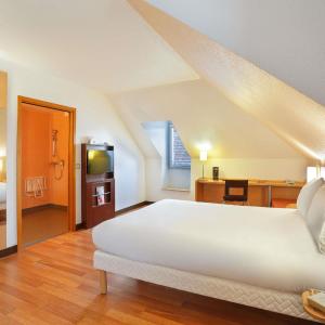 Standard Room with One Double Bed and One Single Bed