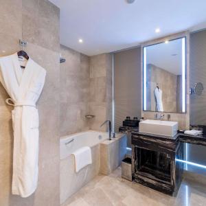 Deluxe Suite with Executive Lounge Access