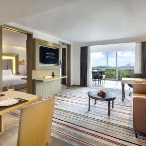 One-Bedroom Apartment with One King Bed