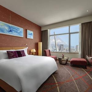Deluxe Queen Room with River view - High Floor with Executive Lounge access