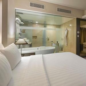 King Junior Suite with Lounge Access