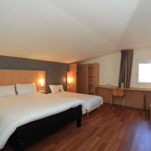 Standard Room with One Double Bed and One Single Bed